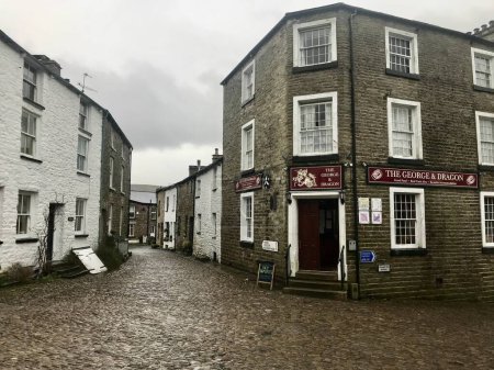 Téléchargez les photos : The George and Dragon Pub, Historic pub on cobbled street in Cumbria, UK.   Dent, Cumbria, UK. February 21, 2020. - en image libre de droit