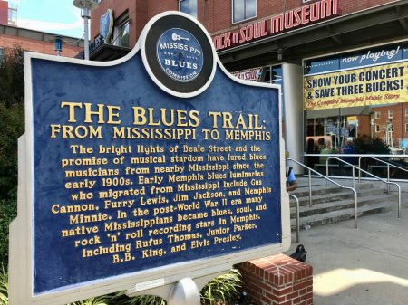 Téléchargez les photos : Panneau Blues Trail, près de The Rock and Soul Museum, Beale St. Memphis, Tennessee, le 21 septembre 2019. - en image libre de droit