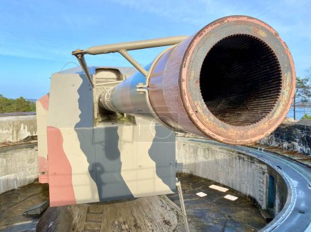 Foto de Kristiansand Cannon Museum, WW2 German gun emplacement. 20m lomg gun weighing 110 tonnes. Kristainsand, Norway, February 20, 2023. - Imagen libre de derechos