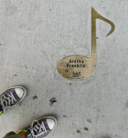 Foto de Aretha Franklins nota de bronce en la calle Beale. Memphis TN, EE.UU. 20 de septiembre de 2019. Pies en zapatos conversos. - Imagen libre de derechos