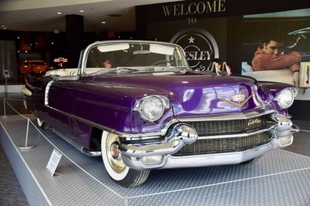 Foto de Cadillac púrpura Eldorado (1956) perteneciente a Elvis Presley ahora en el Centro de Exposiciones Graceland. Memphis TN, EE.UU. Septiembre 2019. - Imagen libre de derechos