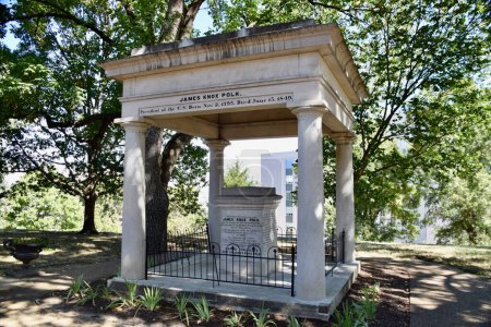 Téléchargez les photos : Nashville, TN, États-Unis, le 24 septembre 2019. Tombe du président James Knox Polk. Monument en pierre avec voûte en dessous. - en image libre de droit