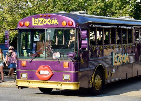 Foto de El autobús púrpura LaZoom ofrece tours en autobús de Asheville. Asheville, NC, EE.UU. septiembre 28, 2019. - Imagen libre de derechos