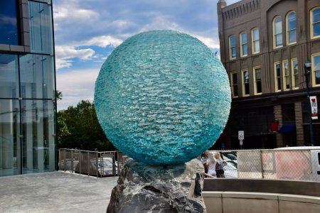 Foto de Escultura orbe de cristal de Henry Richardson "Reflexiones sobre la unidad" en el Museo de Arte de Asheville. Asheville, NC, EE.UU. septiembre 28, 2019. - Imagen libre de derechos