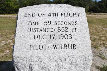 Foto de First Flight Boulder and Flight Line markers at The Wright Brothers Memorial. Kill Devil Hills, NC, EE.UU. octubre 1, 2019. - Imagen libre de derechos