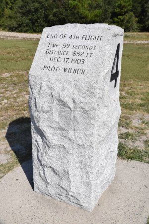 Foto de First Flight Boulder and Flight Line markers at The Wright Brothers Memorial. Kill Devil Hills, NC, EE.UU. octubre 1, 2019. - Imagen libre de derechos