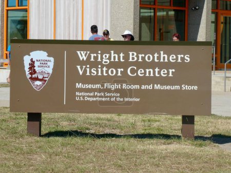 Foto de Señal del Centro de Visitantes de Wright Brothers. 1960. Kill Devil Hills, Estados Unidos, 1 de octubre de 2019. - Imagen libre de derechos