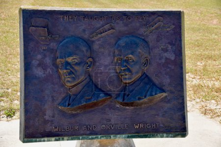 Foto de Placa conmemorativa de Bronce de los hermanos Wright en el Centro de Visitantes de los hermanos Wright. Kill Devil Hills, Estados Unidos, 1 de octubre de 2019. - Imagen libre de derechos