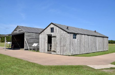 Foto de Kill Devil Hills, NC, Estados Unidos, 1 de octubre de 2019. Reconstruido 1903 Campamento Edificios en el Monumento Nacional Wright Brothers. - Imagen libre de derechos