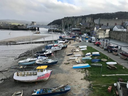 Téléchargez les photos : Conwy, Pays de Galles, Royaume-Uni. 17 février 2019. Conway Plage avec bateaux et plage avec château derrière. - en image libre de droit