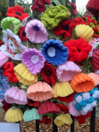 Téléchargez les photos : Un bouquet de fleurs tricotées colorées à la main dans différentes couleurs, y compris le bleu et le rouge et le violet et le vert et le jaune. - en image libre de droit