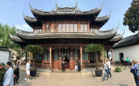Foto de Jardín Yu o Jardín de la Felicidad. Jardín tradicional chino y edificios. Shanghai, China. octubre 24, 2018. - Imagen libre de derechos