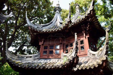 Foto de Jardín Yu o Jardín de la Felicidad. Jardín tradicional chino y edificios. Shanghai, China. octubre 24, 2018. - Imagen libre de derechos