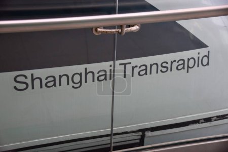 Téléchargez les photos : Shanghai (Chine) 24 octobre 2018. Le train Maglev à Longyang Road station. - en image libre de droit