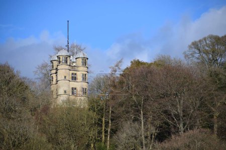 Foto de Chatsworth, Derbyshire, Reino Unido. 17 de marzo de 2023. La Torre de Caza con vistas a la finca Chatsworth. Construido en 1582. - Imagen libre de derechos