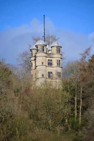 Foto de Chatsworth, Derbyshire, Reino Unido. 17 de marzo de 2023. La Torre de Caza con vistas a la finca Chatsworth. Construido en 1582. - Imagen libre de derechos