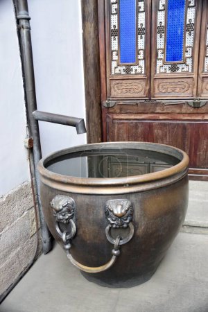 Téléchargez les photos : Hangzhou, Zhejiang, Chine, 27 octobre 2018. seau d'eau en laiton dans l'ancienne résidence de Hu Xueyan. - en image libre de droit