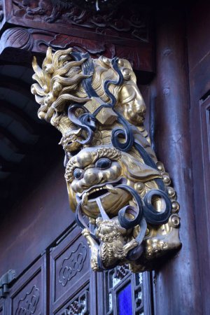 Téléchargez les photos : Visage de dragon peint en bleu et or dans l'ancienne résidence de Hu Xueyan. Hangzhou, Zhejiang, Chine, 27 octobre 2018. - en image libre de droit