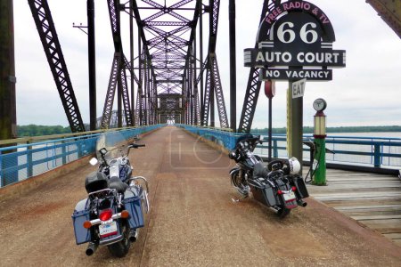 Foto de 2 Harley Davidson Motorcycles on The Old Chain of Rocks Bridge over The Mississippi River. St. Louis, MI, EE.UU. 5 de junio de 2014. - Imagen libre de derechos