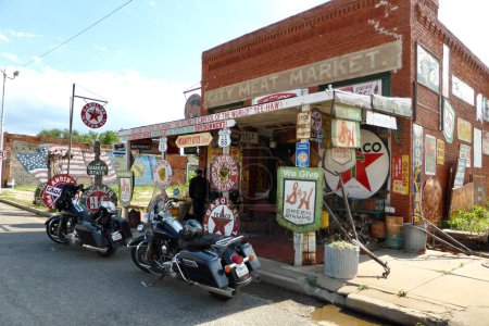 Foto de Erick, OK, Estados Unidos. Junio 7, 2014.Dos motocicletas Harley Davidson fuera de The Sandhills Curiosity Shop. - Imagen libre de derechos