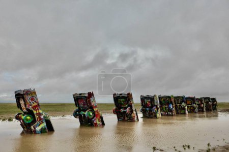 Foto de Cadillac Rancho en la lluvia, con los coches reflejados en el agua. Amarillo, TX, EE.UU. 8 de junio. 2014. - Imagen libre de derechos