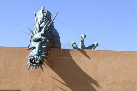 Foto de Dragon Climbing Over the Roof of Ellsworth Gallery del artista Ilan Ashkenazi. Santa Fe, NM, EE.UU. 10 de junio de 2014. - Imagen libre de derechos