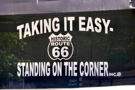 Téléchargez les photos : Prendre la route 66 facile signe. Winslow, Arizona, États-Unis. 12 juin 2014 - en image libre de droit