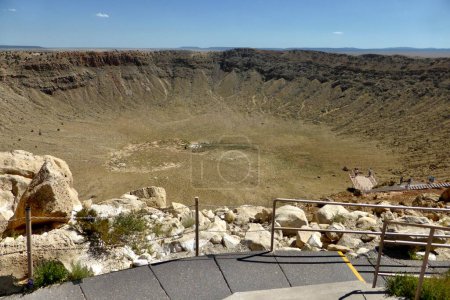 Téléchargez les photos : Regardant vers le cratère des météores géants. Winslow, Arizona, États-Unis. 12 juin 2014. - en image libre de droit