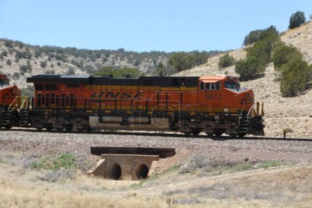 Téléchargez les photos : Locomtive BNSF 6912.Train modèle GE ES44C4. Arizona, États-Unis, le 13 juin 2014. - en image libre de droit