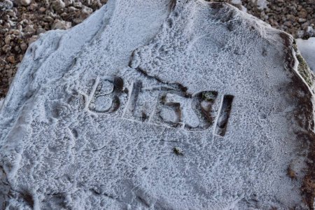 Foto de Signo de roca para Blesi, cubierto de hielo, una fuente termal en el Haukadalur. Haukadalur, Islandia. diciembre 8, 2017. - Imagen libre de derechos