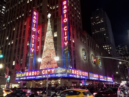 Téléchargez les photos : Radio City Music Hall allumé la veille de Noël. New York, États-Unis, le 24 décembre 2018. - en image libre de droit