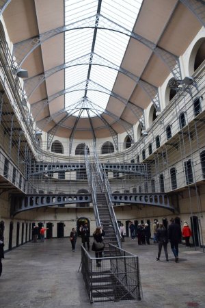 Téléchargez les photos : L'atrium central du Kilmainham Gaol Museum. Comme nous l'avons utilisé dans le film The Italian Job de 1969. - en image libre de droit