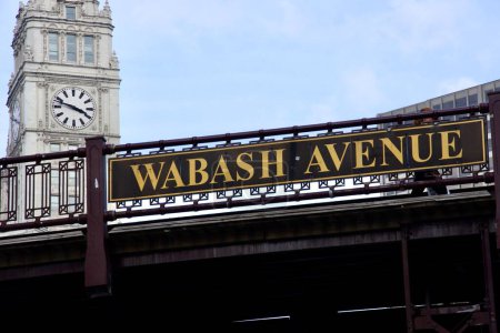 Téléchargez les photos : Chicago, Illinois, États-Unis. Le 16 septembre 2016. Le pont de l'avenue Wabash au-dessus de la rivière Chicago, avec l'horloge Wrigley Building derrière. - en image libre de droit