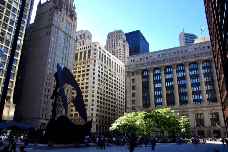 Foto de Daly Plaza, con The Chicago Picasso y el Ayuntamiento. Chicago, IL, EE.UU. septiembre 20, 2016. - Imagen libre de derechos
