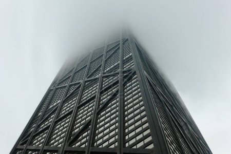 Téléchargez les photos : La Hancock Tower (aujourd'hui 875 North Michigan Avenue) disparaît dans un ciel brumeux. Chicago, IL, USA. 22 septembre 2016. - en image libre de droit
