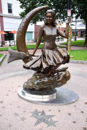 Téléchargez les photos : Statue en bronze d'Elizabeth Montgomery, qui a joué le rôle de la sorcière Samantha dans la sitcom "Sorcières". Salem, MA, USA. 29 septembre 2016. - en image libre de droit