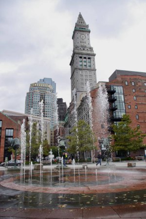 Foto de The Rings Fountain , Atlantic Ave. Custom House Tower detrás. Boston, MA, EE.UU. septiembre 30, 2016. - Imagen libre de derechos