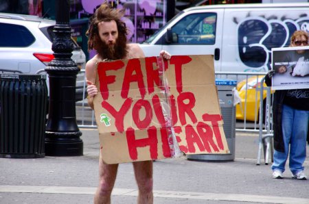 Téléchargez les photos : Matthew Silver, artiste de performance avec "Fart Your Heart" signe à Union Square. New York, NY, États-Unis. 4 avril 2015. - en image libre de droit