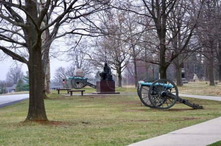 Téléchargez les photos : Monument à Albert Woolson (1850-1956) avec 2 canons, au champ de bataille de Gettysburg. Gettysburg, PA, États-Unis. 9 avril 2015. - en image libre de droit