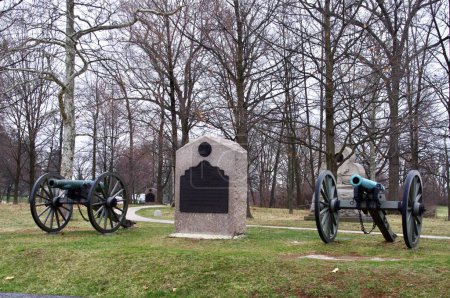 Téléchargez les photos : Army of The Potomac Memorial et 2 canons au champ de bataille de Gettysburg. Gettysburg, PA, États-Unis. 9 avril 2015. - en image libre de droit