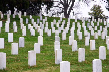 Téléchargez les photos : Grave Markers au champ de bataille de Gettysburg. Gettysburg, PA, États-Unis. 9 avril 2015. - en image libre de droit