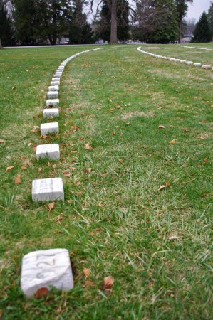 Téléchargez les photos : Grave Markers au champ de bataille de Gettysburg. Gettysburg, PA, États-Unis. 9 avril 2015. - en image libre de droit