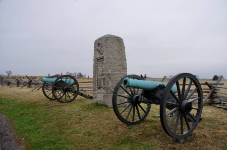 Téléchargez les photos : Neuvième monument de batterie de masse sur le champ de bataille de Gettysburg, avec des canons de guerre civile. Gettysburg, PA, États-Unis. 9 avril 2015. - en image libre de droit