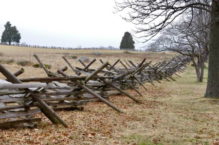 Téléchargez les photos : Clôture à rail divisé au champ de bataille de Gettysburg. Gettysburg, PA, États-Unis. 9 avril 2015 - en image libre de droit