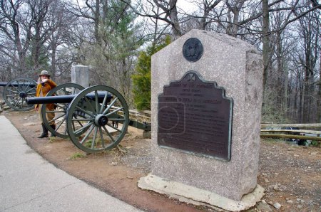 Téléchargez les photos : Armée du Potomac Mémorial et canons au champ de bataille de Gettysburg. Gettysburg, PA, États-Unis. 9 avril 2015. - en image libre de droit