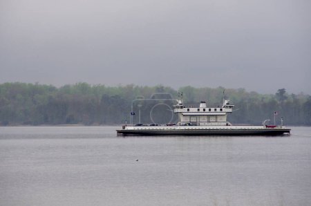 Foto de El ferry Jamestown-Scotland "Williamsburg" en el río James. Jamestown, VA, EE.UU. abril 14, 2015. - Imagen libre de derechos