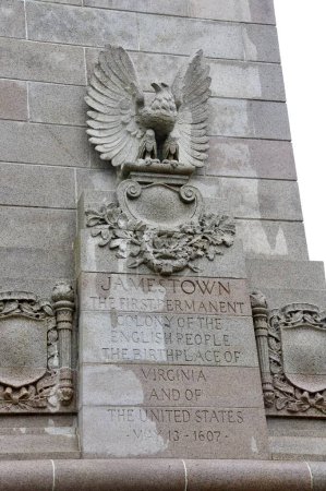 Foto de El Monumento Jamestown, construido en 1907 para el 300 aniversario del asentamiento. Jamestown, VA, EE.UU. abril 14, 2015. - Imagen libre de derechos