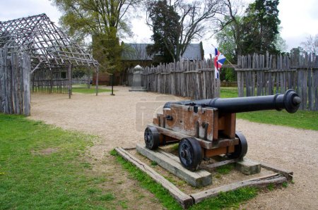 Foto de Vintage Cannon at Historic Jamestown Settlement on The James River (en inglés). Jamestown, VA, EE.UU. abril 14, 2015. - Imagen libre de derechos
