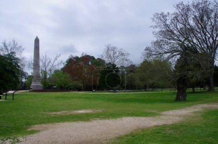 Foto de El Monumento Jamestown, construido en 1907 con motivo del 300 aniversario del asentamiento Jamestown, VA, EE.UU. abril 14, 2015. - Imagen libre de derechos
