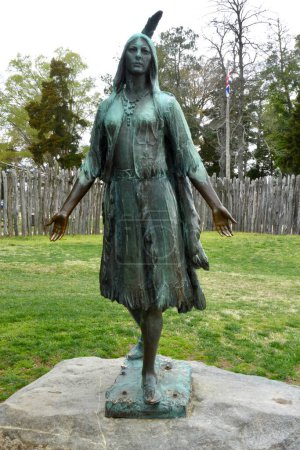 Foto de Estatua de Pocahontas en Jamestown Settlement. Jamestown, VA, EE.UU. abril 14, 2015. - Imagen libre de derechos